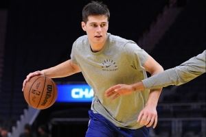 😰什么选手？勇士52号秀图希半场3中0一分未得 罚球也2中0...