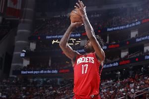 🔥Heave!伊森首节半场超远压哨三分一发入魂!