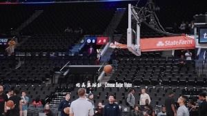 努力坚持!杨瀚森赛前热身与助教直接交流 场上可以摆脱翻译了