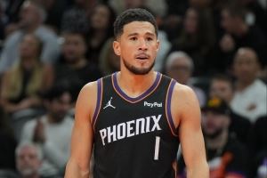 布克:现在的我几乎什么防守都见识过了 今天我的平衡做得很好